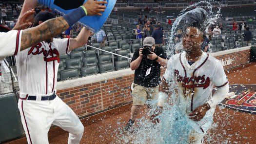 Bravos vencen 5-4 a Rojos con jonrón de Albies en la 11va