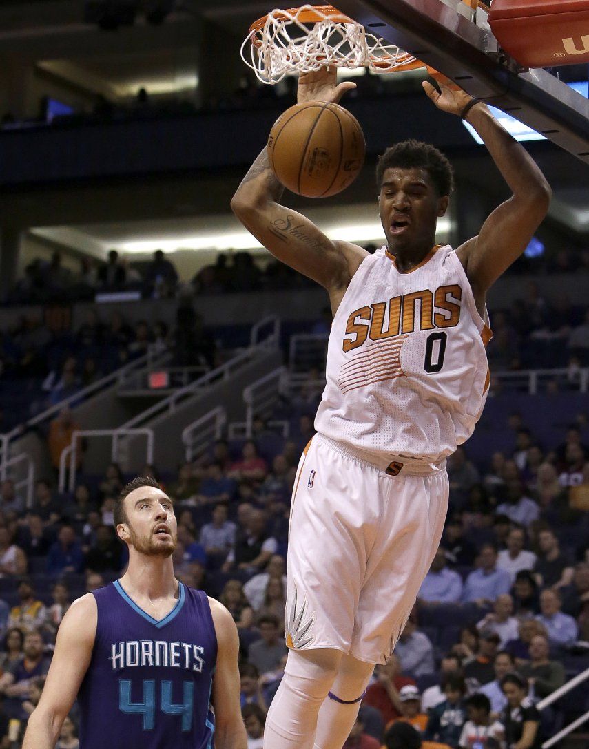 Chriss mete 17 puntos y los Suns aplastan 120-103 a Hornets