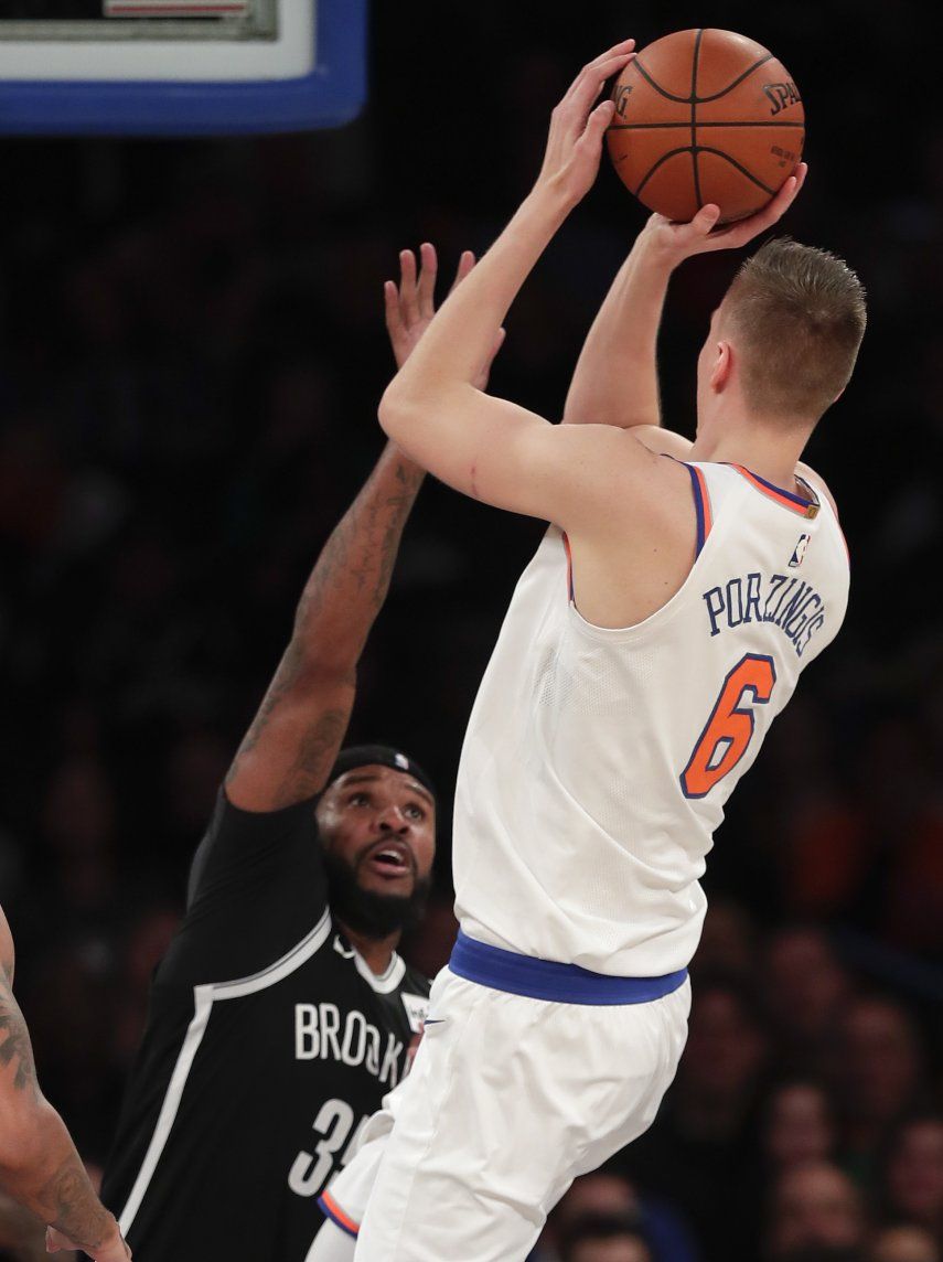 Porzingis anota 30 y Knicks logran su 1er triunfo