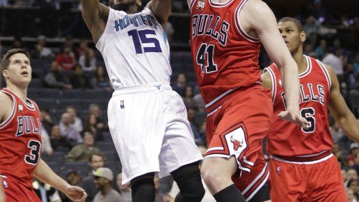 Walker anota 30, Hornets despachan a unos mermados Bulls