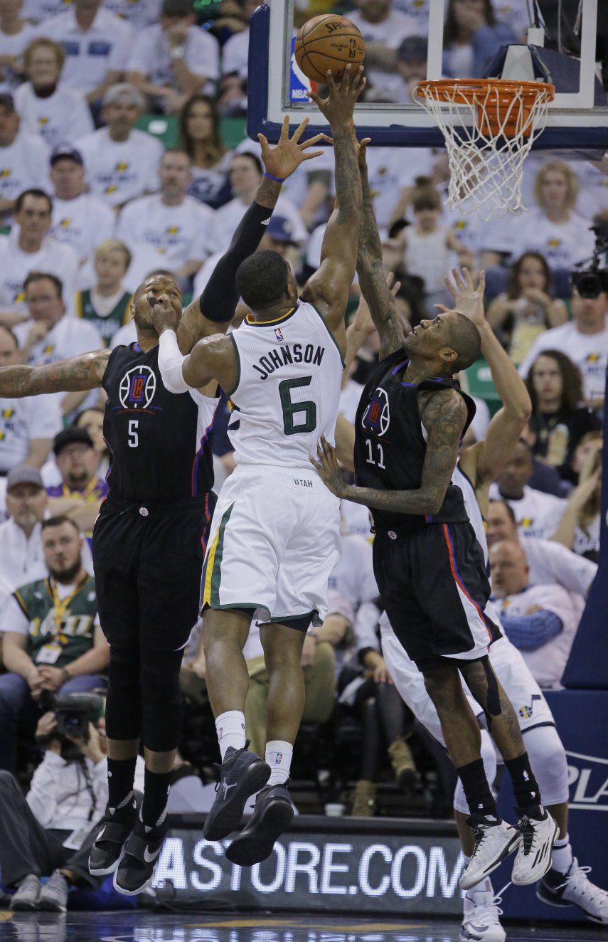 Johnson guía a Jazz, que gana a Clippers e iguala serie