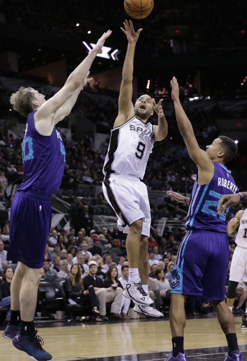 Parker aporta 17 puntos a victoria de Spurs sobre Hornets