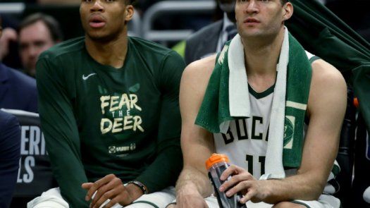 Milwaukee arrolla a Toronto con Antetokounmpo a la cabeza y se van 2-0 arriba