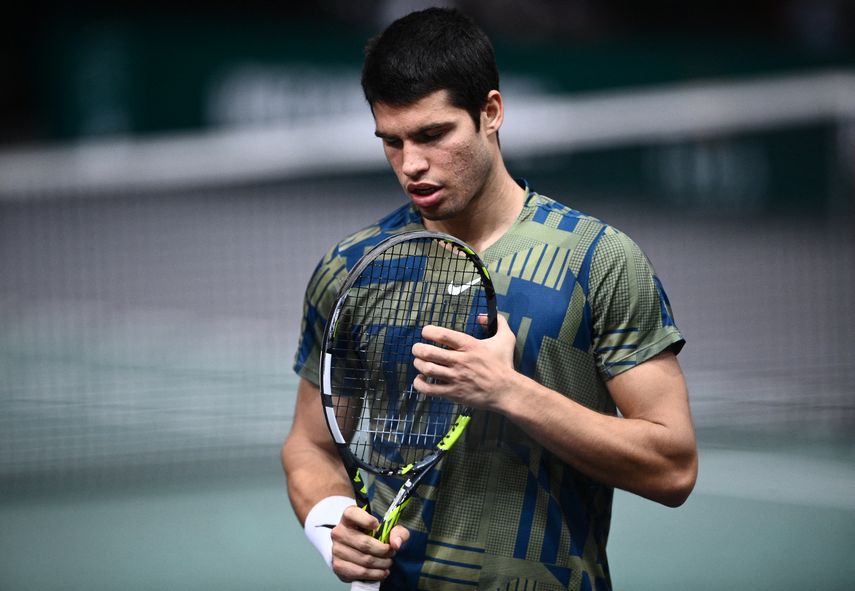 Carlos Alcaraz abandona por lesión los cuartos de final en París