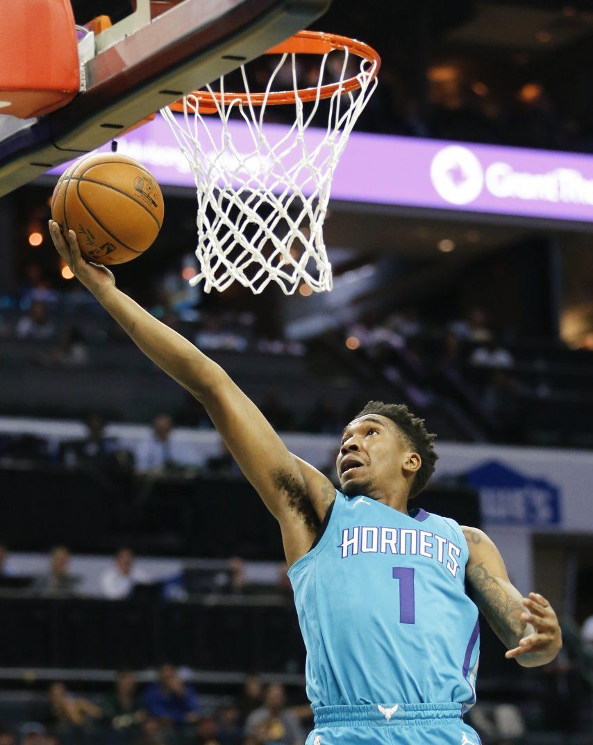 Walker anota 26 y Hornets superan a Bucks