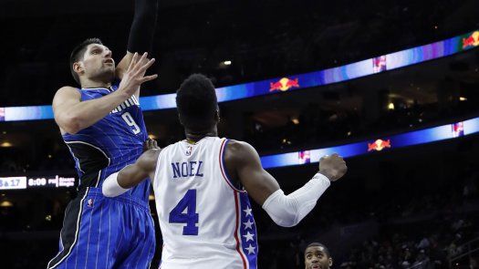 Vucevic anota 35 puntos en victoria del Magic ante 76ers