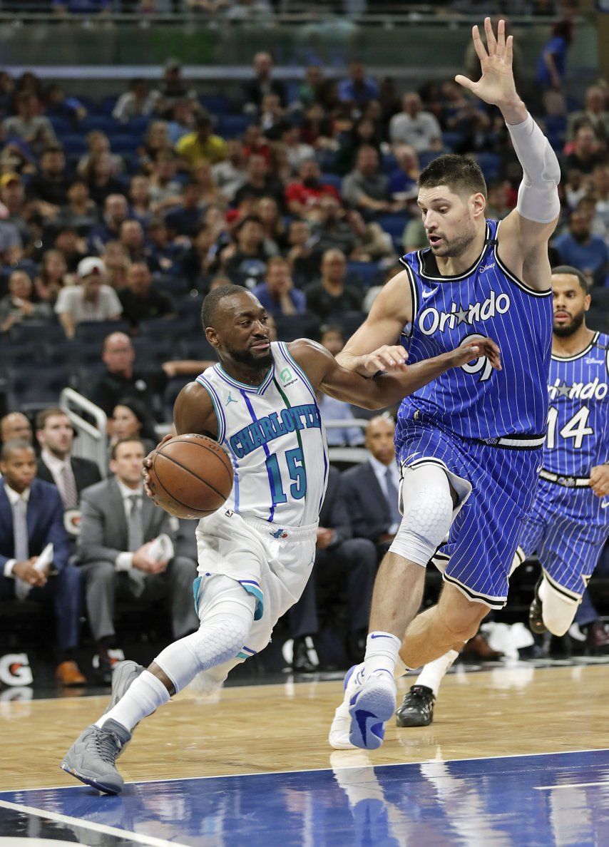 Walker guía a Hornets a paliza de 120-88 ante Magic