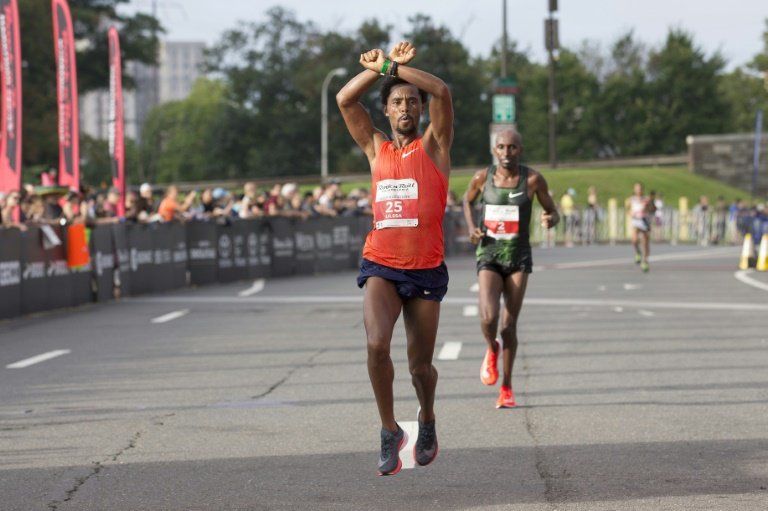 El subcampeón olímpico de maratón Lilesa vuelve a Etiopía tras el exilio