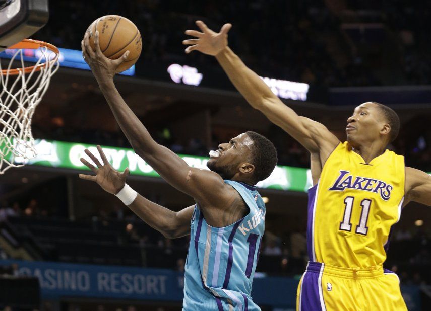 Jefferson y Williams dan triunfo a Hornets sobre Lakers