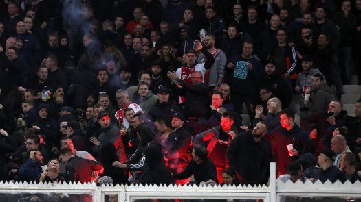 Peleas entre hinchas de AEK y Ajax en partido de Champions