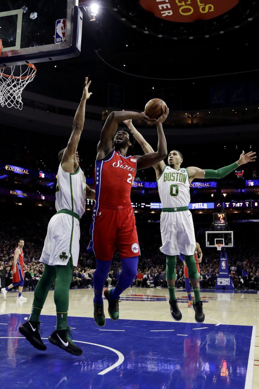 Embiid, multado con 25.000 dólares por criticar a réferis