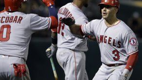 Angelinos remontan ante Atléticos con un jonrón de Espinosa