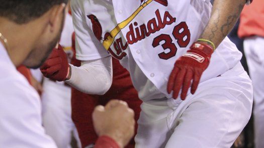 Martínez empuja 5; Cardenales vapulean a Filis