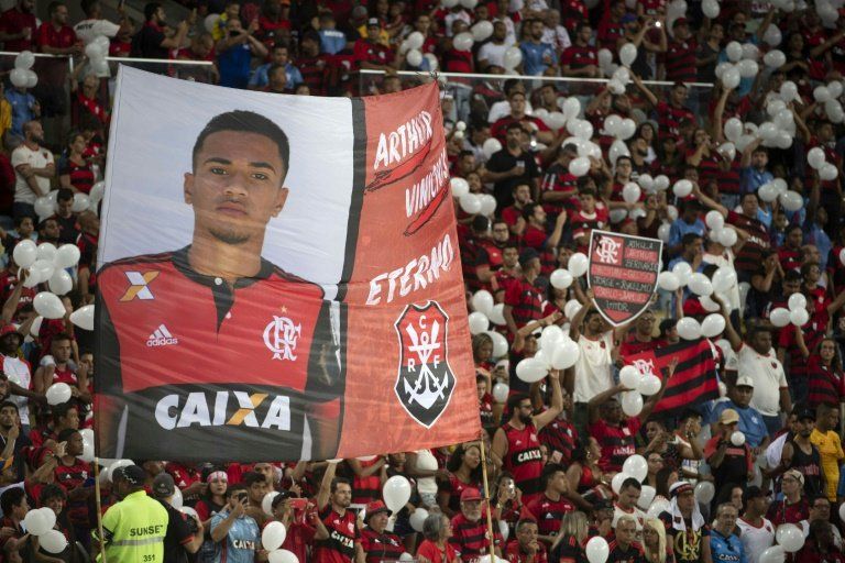 Millones, omisión y tragedia: la frágil base del fútbol brasileño