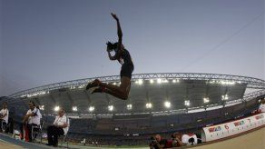 Mundial: Reese repite oro en salto largo