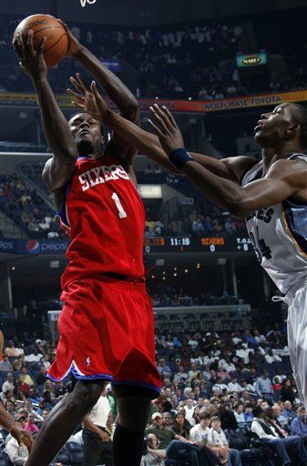 NBA: 76ers 120, Grizzlies 102; Filadelfia propina paliza