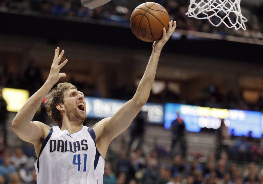 Nowitzki y Williams conducen victoria de Mavericks