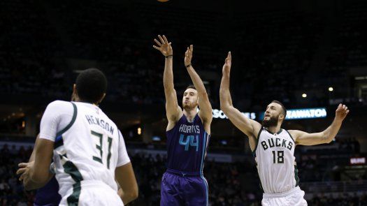 Batum anota 25 y Hornets apabullan a Bucks