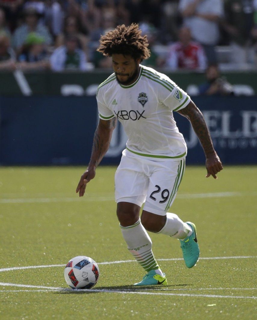 Román Torres salió lesionado en partido ante San José