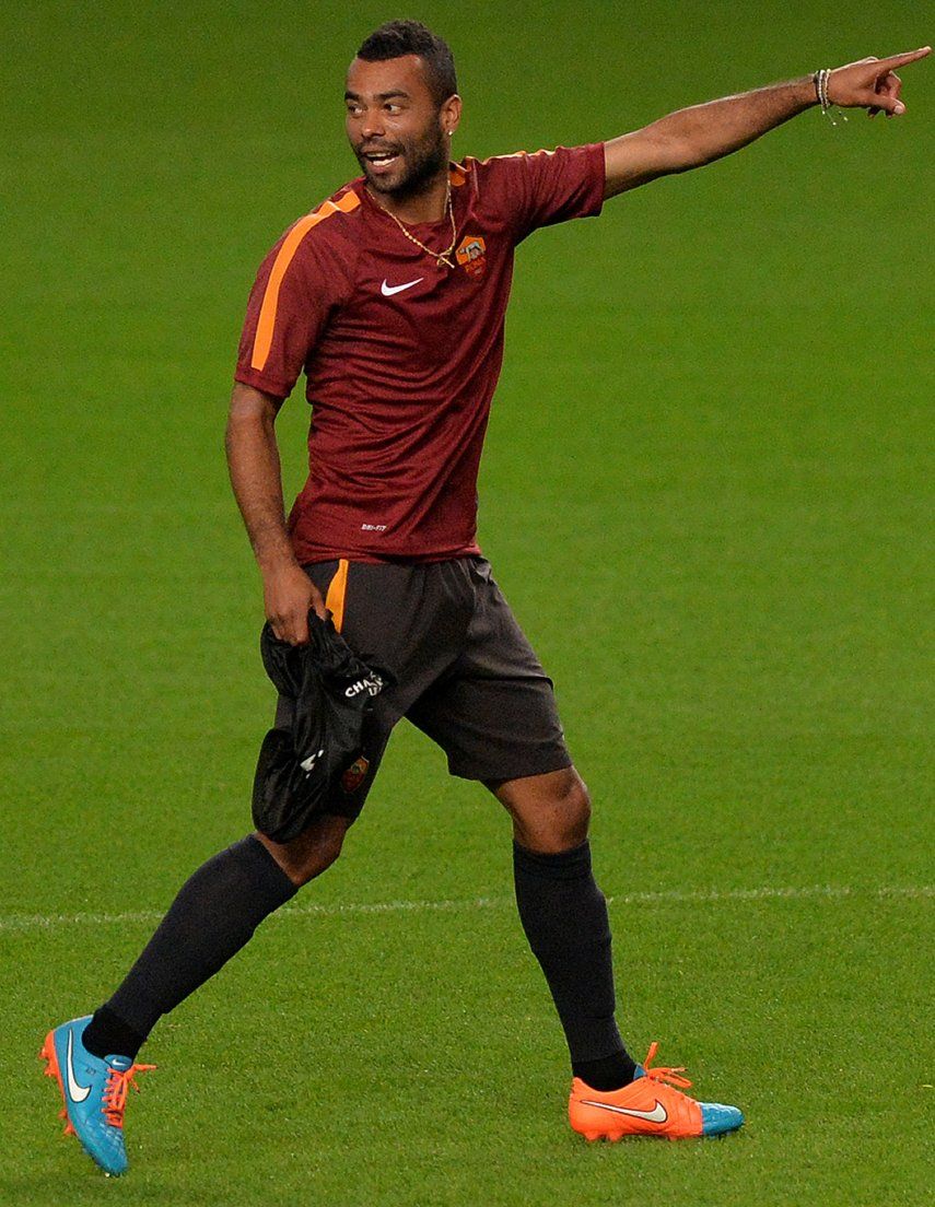 Ashley Cole parece con un pie afuera de Roma