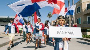 Panameños participan en la inauguración del Mundial Junior de Surf