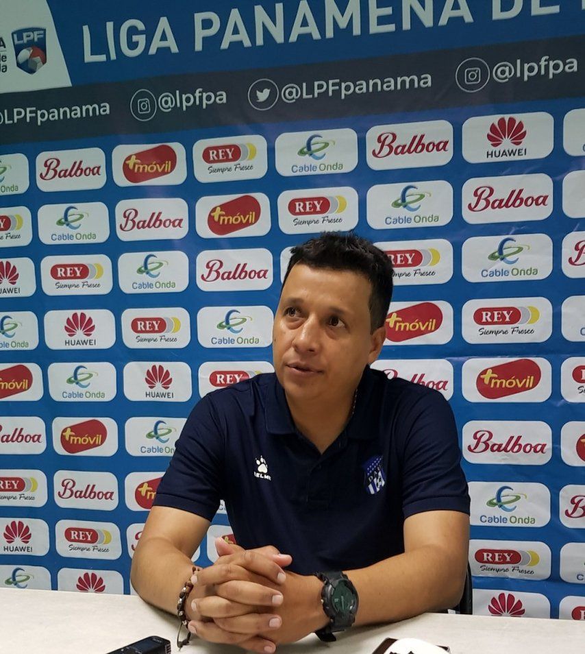 Carlos Ruiz no sigue como técnico del Árabe Unido, De Moya queda interino