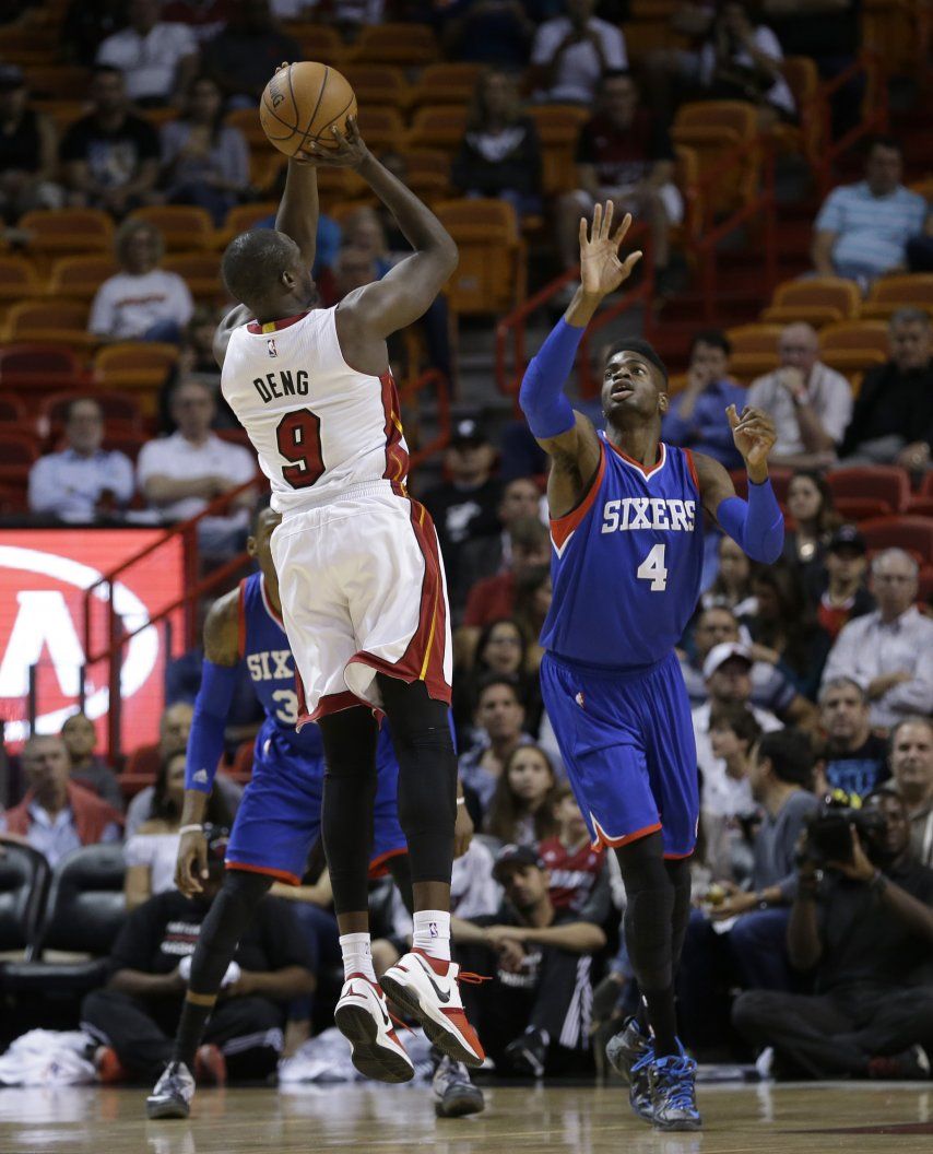 Deng anota 29 y Heat doblega a 76ers