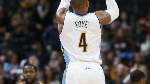 Con triple de Foye, Nuggets vencen a Pacers