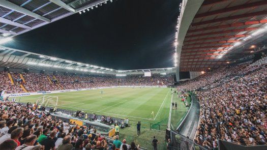 Udinese veta de por vida a cuatro hinchas más por insultos racistas