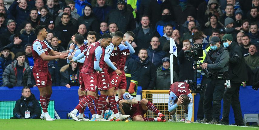Everton cae ante Aston Villa y se complica la permanencia