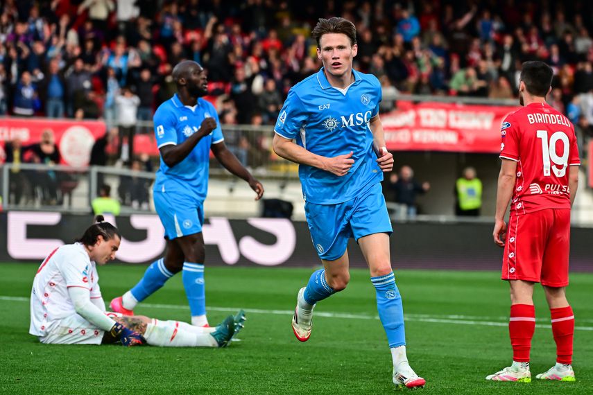Serie A: Napoli supera al Monza y continua en persecución del líder