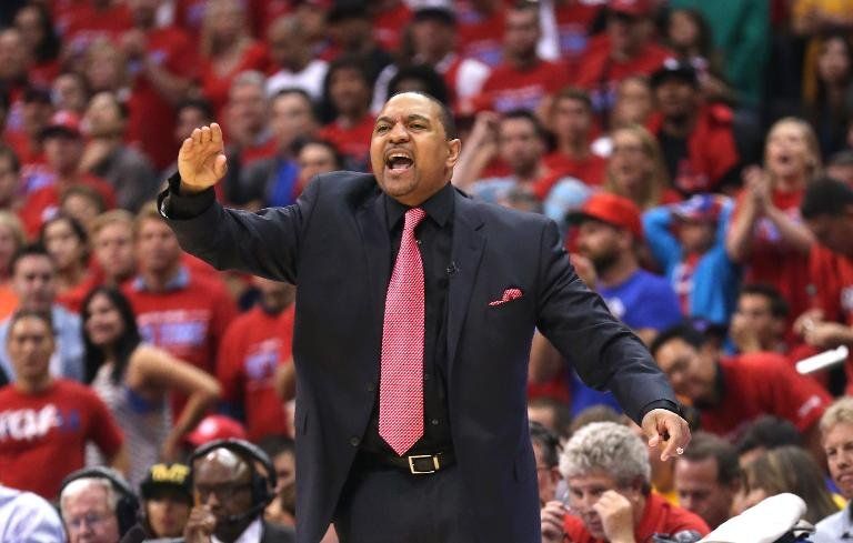 Los Warriors despiden al entrenador Jackson y Lakers le echan el ojo