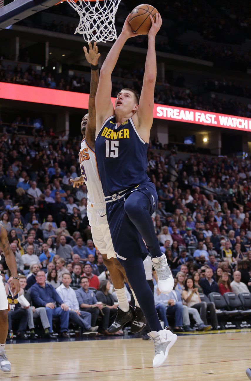 Triple-doble de Jokic guía triunfo de los Nuggets