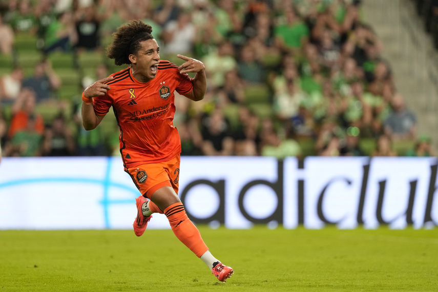 Adalberto Carrasquilla brilló con dos asistencias en triunfo del Houston Dynamo