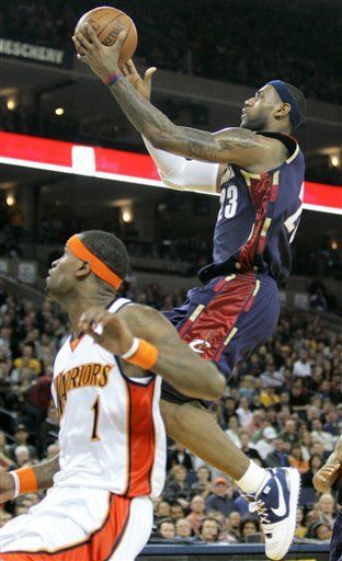 NBA: Cavaliers 106, Warriors 105, James encesta el triunfo
