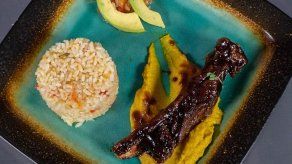 Costillas con puré de zanahoria y ensalada de aguacate y arroz - Grupo Rojo