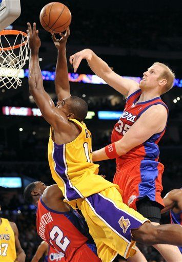 Los campeones Lakers abren campaña con triunfo sobre Clippers