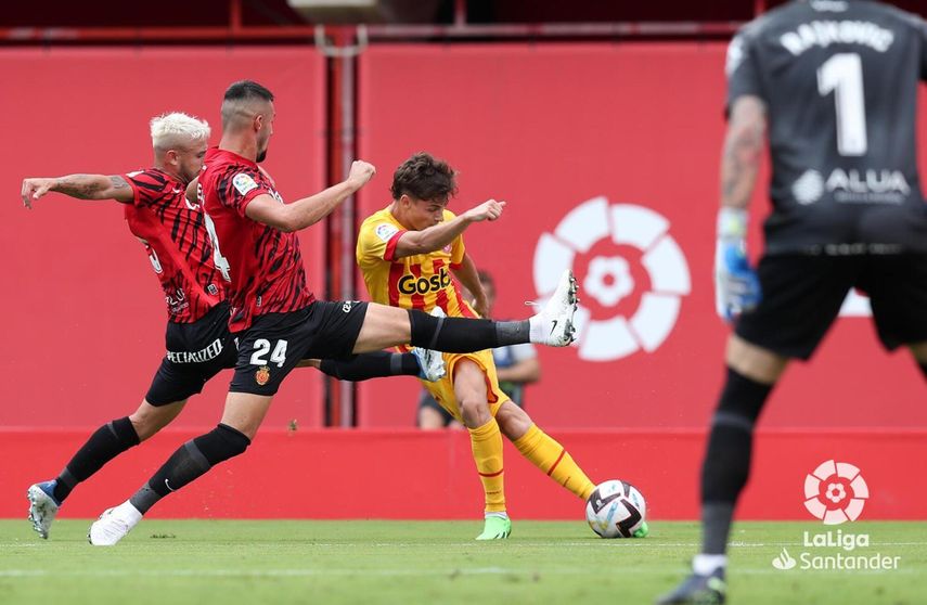 El Girona FC golea al Sevilla y es líder de LaLiga