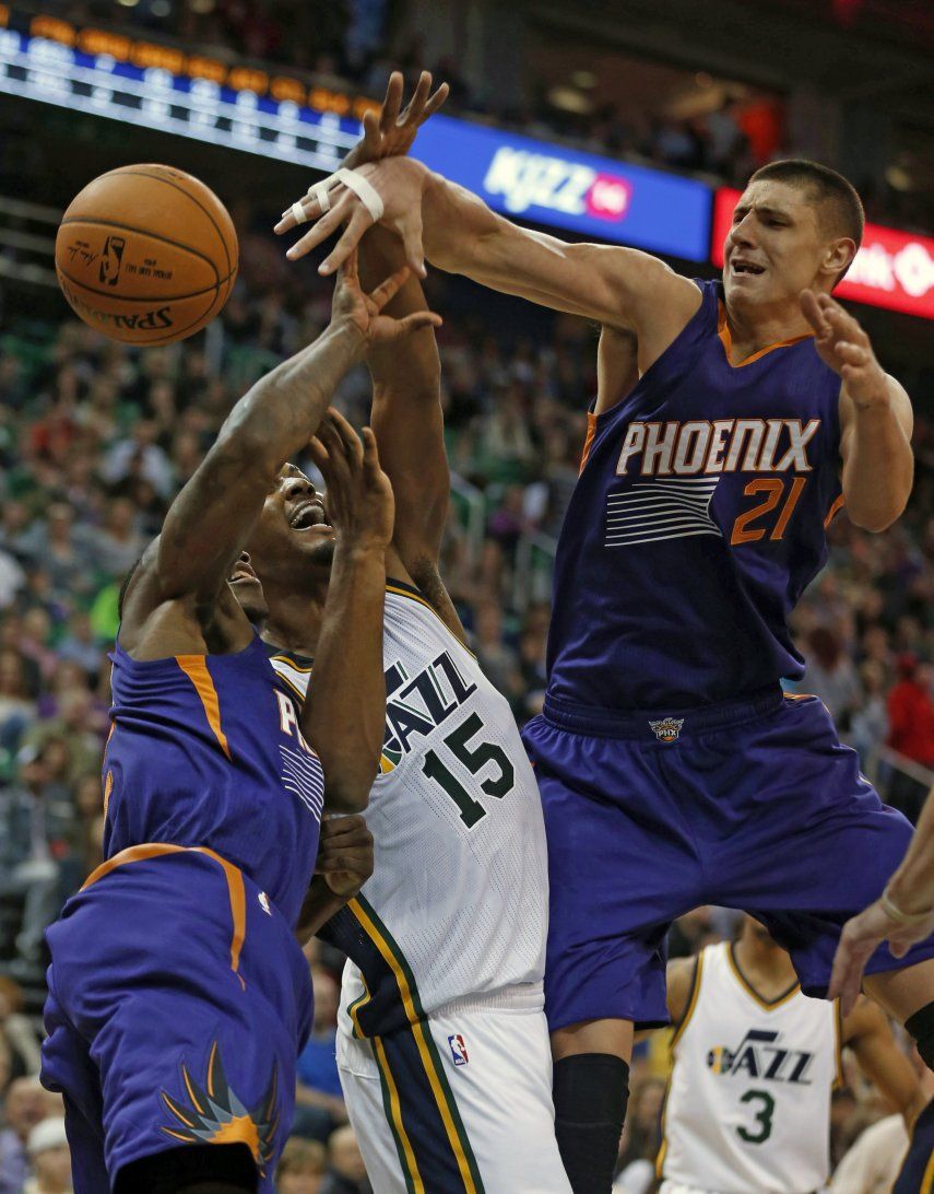 Favors anota 32 en victoria de Jazz sobre Suns