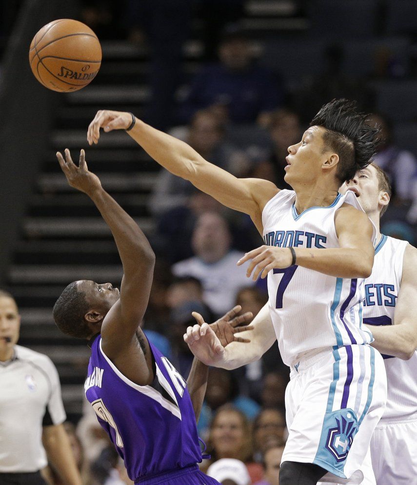 Walker anota 39 y Hornets vencen a Kings en prórroga