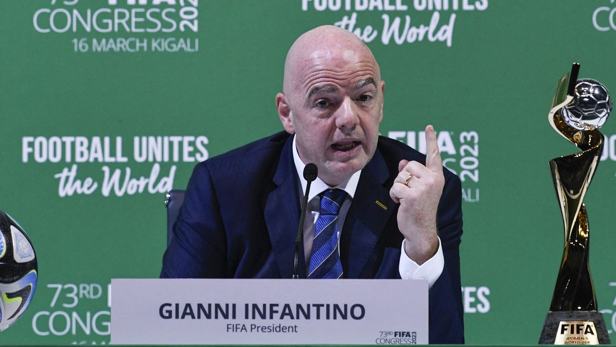 Gianni Infantino muestra solidaridad ante Vinícius Jr
