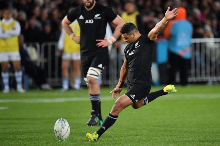 Unos jóvenes All Blacks dominan claramente a Japón por 69-31