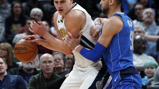Jokic ayuda a Nuggets en triunfo sobre Mavericks