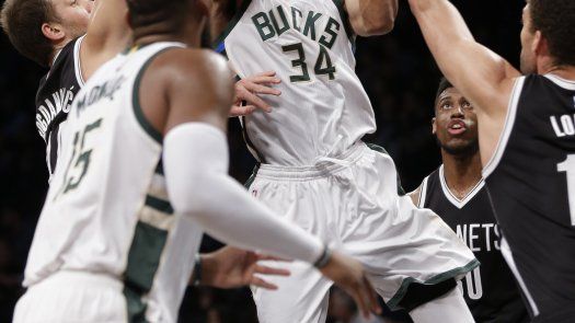 Bucks ganan con otro triple doble de Antetokounmpo