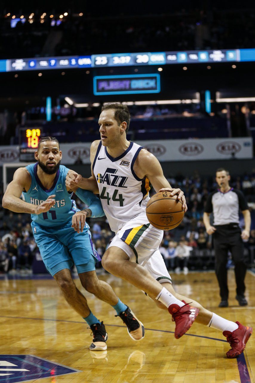 Bogdanovic anota 26 puntos, Jazz vence a Hornets