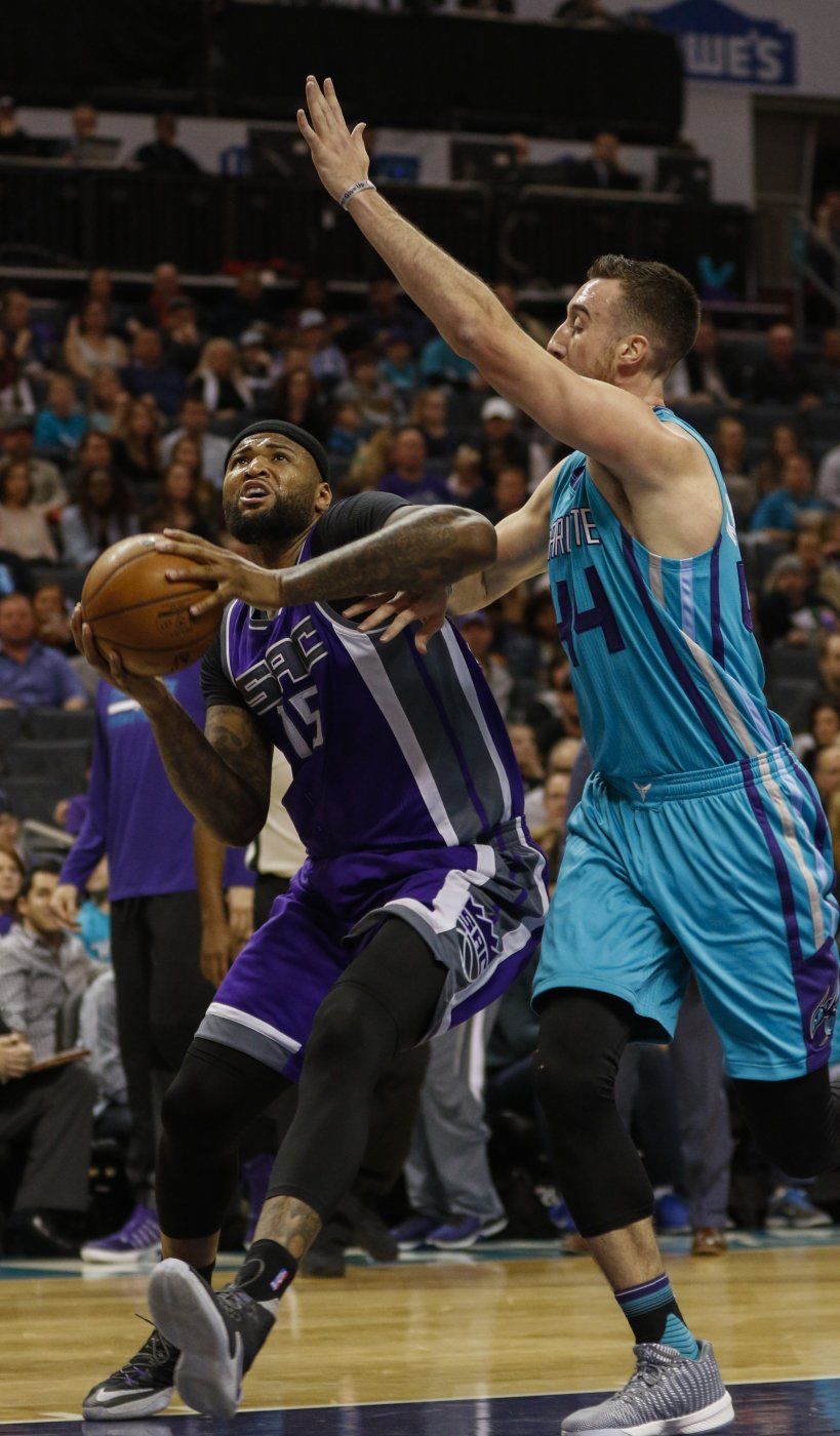 Con 35 de Cousins, Kings vencen a Hornets