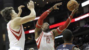 Howard encabeza victoria de Rockets sobre Bobcats