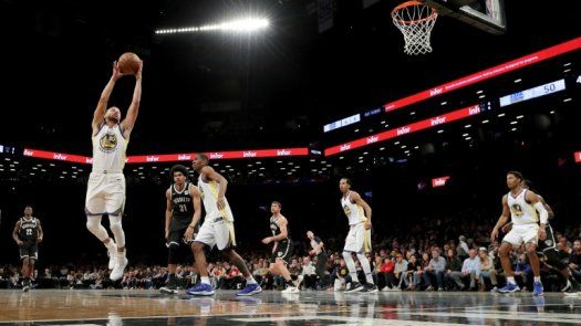 Curry anota 39 puntos y Warriors detienen a los Nets en la NBA