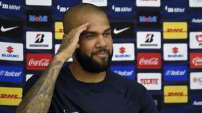 Dani Alves en la firma con Pumas&nbsp;