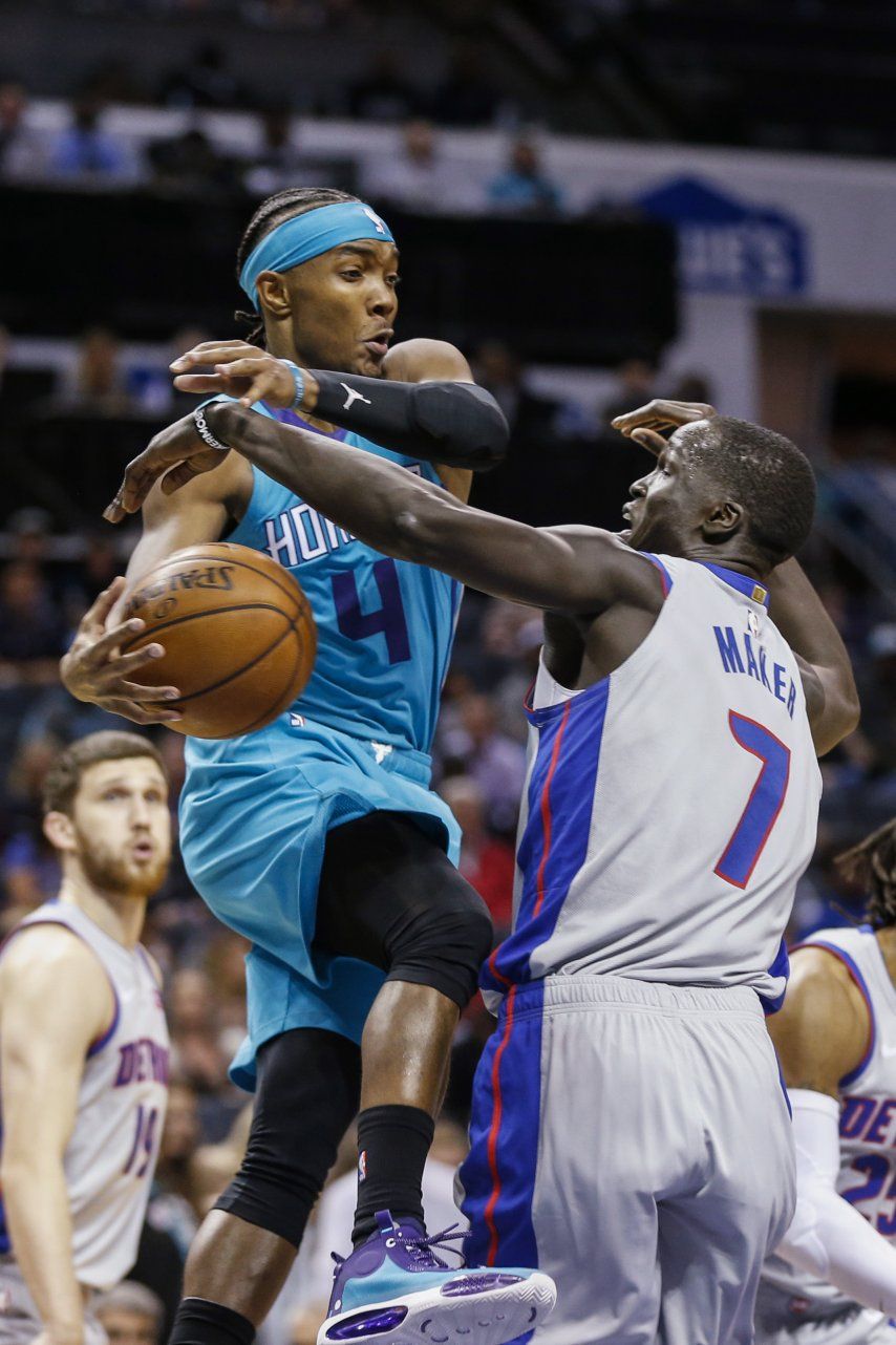 Con triple de Monk, Hornets vencen 109-106 a Pistons